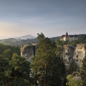zřícenina hradu Trosky a zámek Hrubá Skála z Mariánské vyhlídky