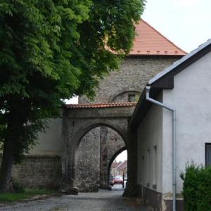 Česká brána z Velenského ulice, Autor: Archiv města Bělá p. Bezdězem