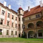 BĚLÁ zámek (nádvoří)