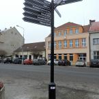 Rozcestník na náměstí v Kopidlně, autor: Renata Holubová
